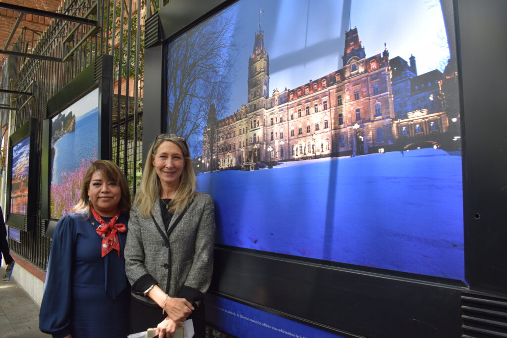 María Eugenia García, autora de la fotografía; con Stephanie Allard-Gomez, Delegada General de Quebec