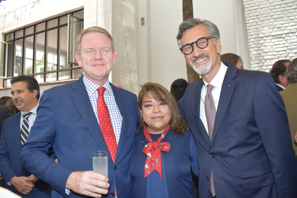 Graeme Clark, Embajador de Canadá; María Eugenia García; y Jean-Pierre Asvazadourian, Embajador de Francia