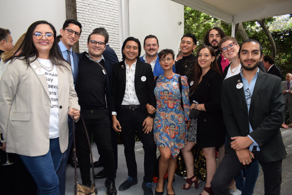 Roberto Velasco, director general para América del Norte de la Secretaría de Relaciones Exteriores (corbata) con integrantes de Yaaj México