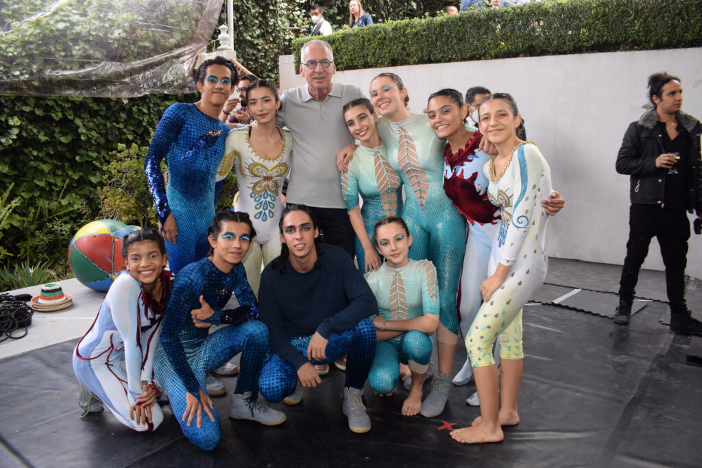 Gilles Ste-Croix con los artistas del Circo de los Niños de San Pancho