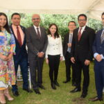 Una invitada al evento con Oscar Arnold, Embajador de Belice; Mohameed Saadat, Embajador de la Delegación Especial de Palestina; Annette Olmos; Paisan Rupanichkij, Embajador de Tailandia; Ahmed Almenhali, Embajador de Emiratos Árabes Unidos; y Luis de Ovando