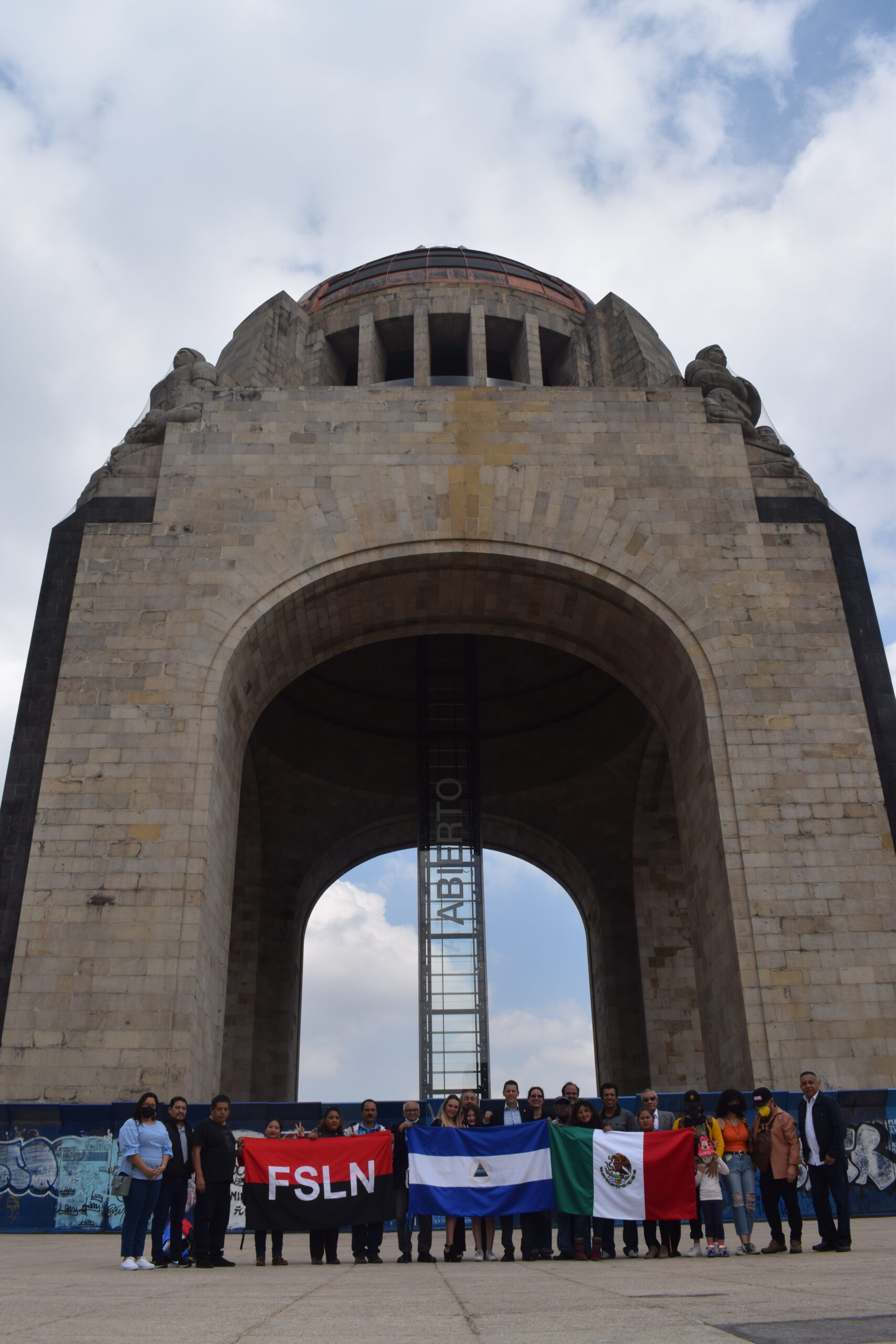 Juan Carlos Gutiérrez Madrigal, Embajador de Nicaragua, con asistentes al festejo del 43 aniversario de la Revolución Sandinista en el Monumento a la Revolución Mexicana