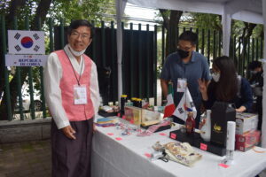 Jeong-in Suh, Embajador de la República de Corea en el stand de su país