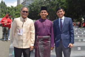 John G. Reyes, Encargado de Negocios de la Embajada de Filipinas; con Muzafar Shan Mustafa, Embajador de Malasia; y Nguyen Huu Hoang, Embajador de Vietnam