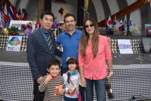 Noriteru Fukushima, Embajador de Japón, con Luis de Ovando, Elizabeth Cruz y los niños Juan Pablo e Isabella de Ovando