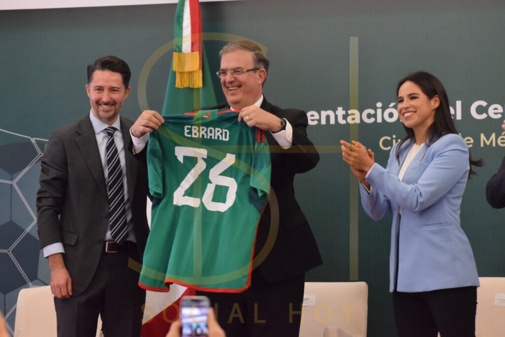 Yon de Luisa, presidente de la Femexfut, obsequió al Canciller Marcelo Ebrard una playera de la Selección Mexicana de Fútbol con su apellido y el número 26. Los acompaña la árbitra Karen Díaz