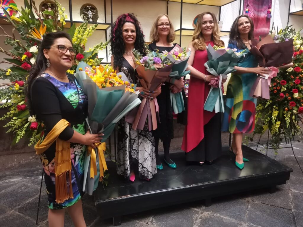 Mabel Severich, esposa del Embajador de Bolivia, con Magenta Murillo, Catalina Salinas, Claudia Balcázar y Vanessa Salamanca Trepp