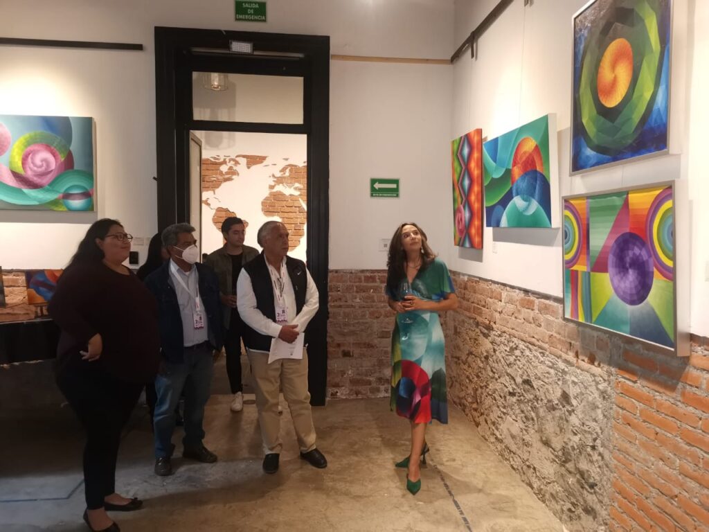 Vanessa Salamanca Trepp explicando su obra a la senadora Citlalli Hernández y al diputado Daniel Huerta