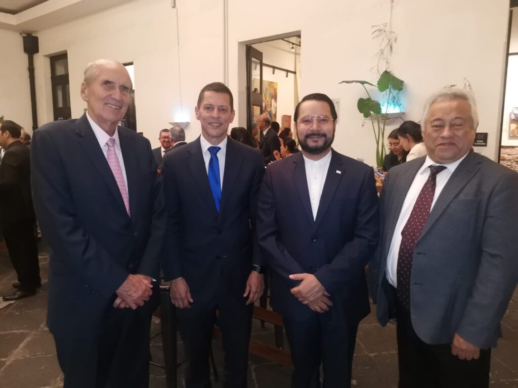 Mark Mcguiness; Juan Carlos Gutiérrez Madrigal, Embajador de Nicaragua; David Eduardo Hernández, encargado de Negocios y Asuntos Internacionales de la Embajada de Honduras; y Luis Carlos Rodríguez, Embajador de Colombia