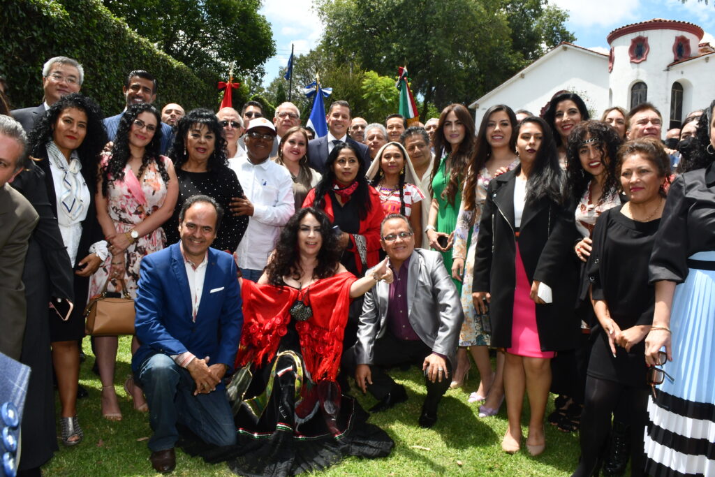 Juan Carlos Gutiérrez Madrigal, Embajador de Nicaragua (al centro) con invitados al evento