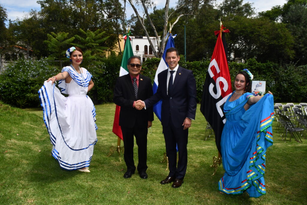 John Reyes, Encargado de Negocios y Asuntos Internacionales de la Embajada de Filipinas; y Juan Carlos Gutiérrez Madrigal, Embajador de Nicaragua