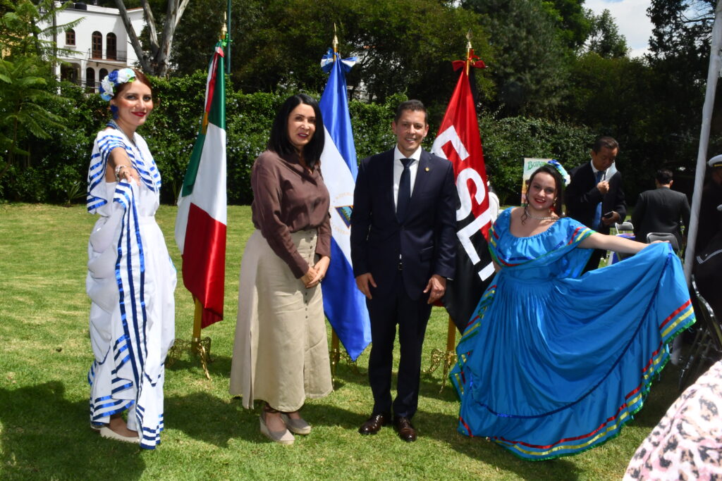 Lourdes Pozo Pietra Santa, encargada de Embajadas de la Alcaldía Miguel Hidalgo; y Juan Carlos Gutiérrez Madrigal, Embajador de Nicaragua