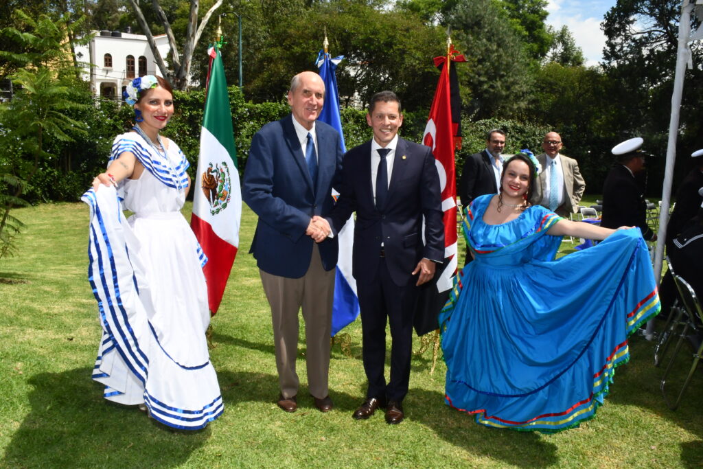 Mark Mcguiness y Juan Carlos Gutiérrez Madrigal, Embajador de Nicaragua