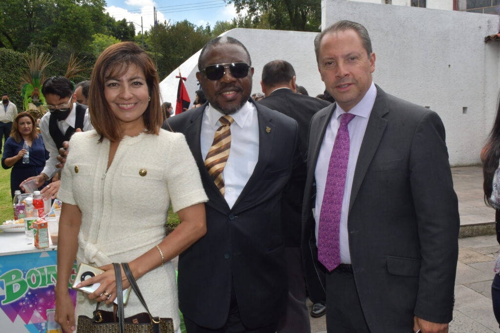 Alma Martínez; Dennis Thokozani Dlomo, Embajador de Sudáfrica; y Julián Arroyo Corvera, Presidente de la AMAV CDMX