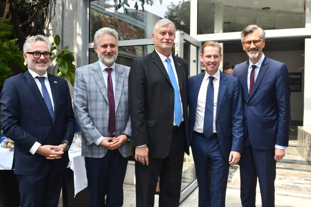 Pietro Piffaretti, Marius Lazurca, Zdenek Kubánek, Gunnar Aldén y Jean-Pierre Asvazadourian, Embajadores de Suiza, Rumania, República Checa, Suecia y Francia, respectivamente