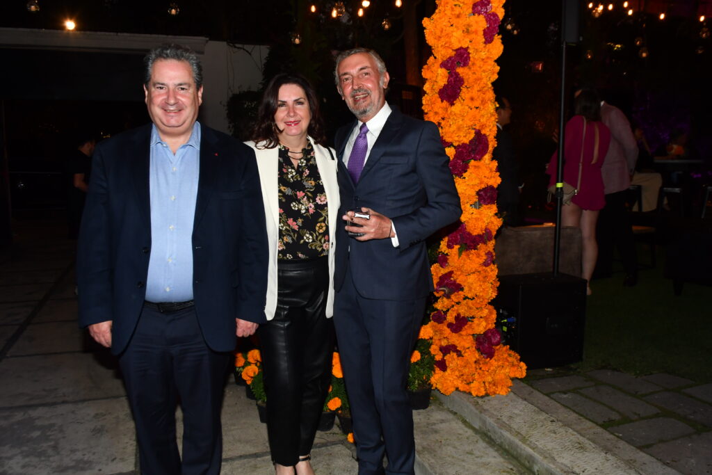 El periodista Leonardo Curzio con María Pía Taracena y Luigi de Chiara, Embajador de Italia